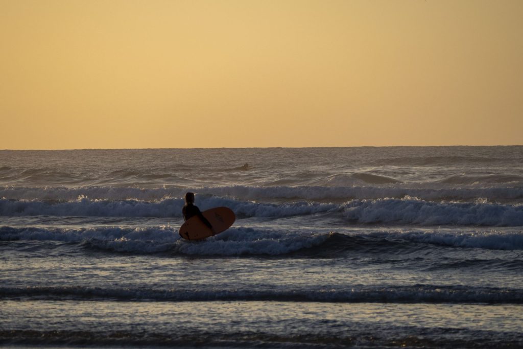 Chica practicando Surf en San Vicente de la Barquera